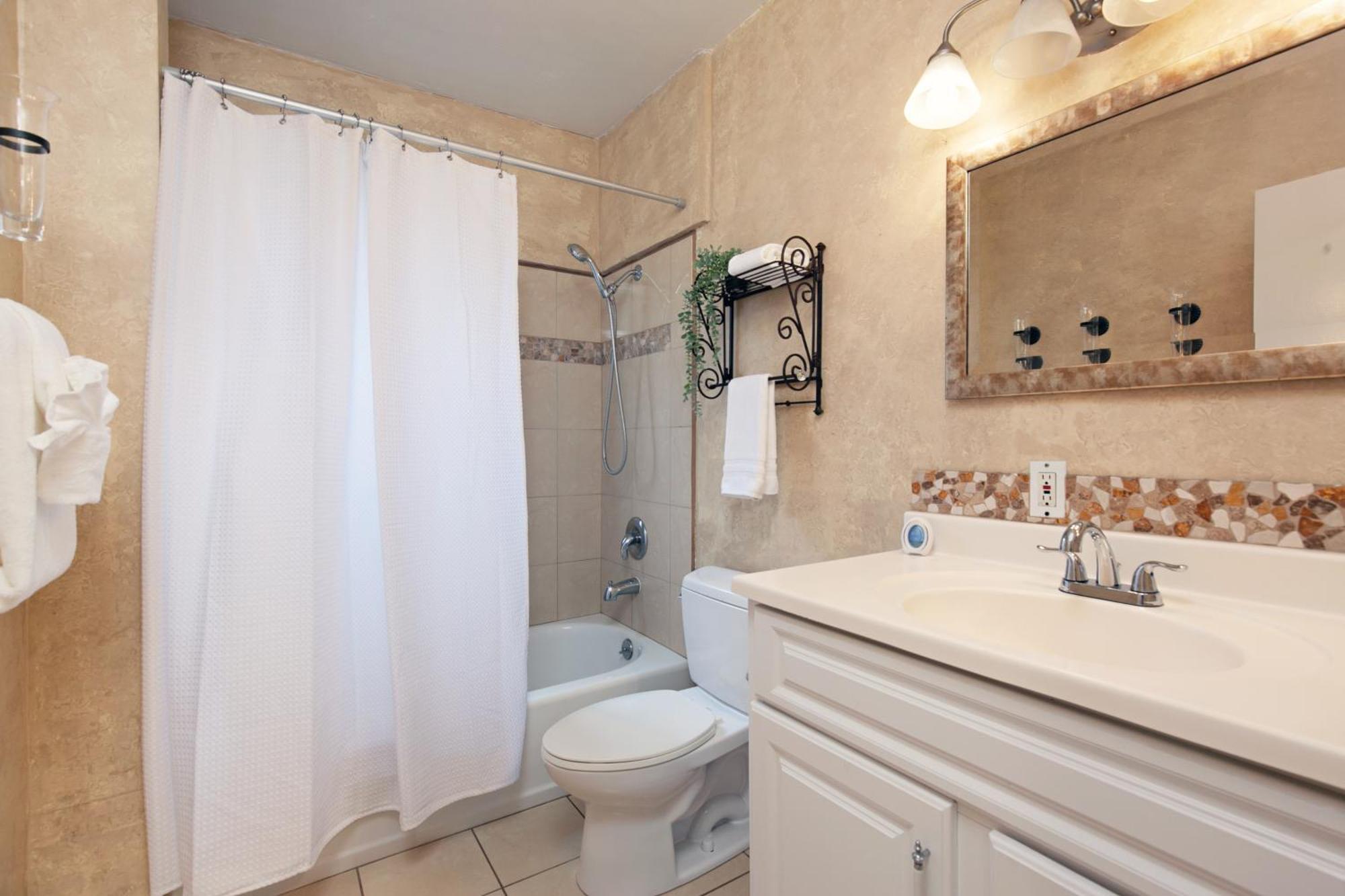 Hillcrest 3 Bedroom Charming Private By Shops & Restaurants *